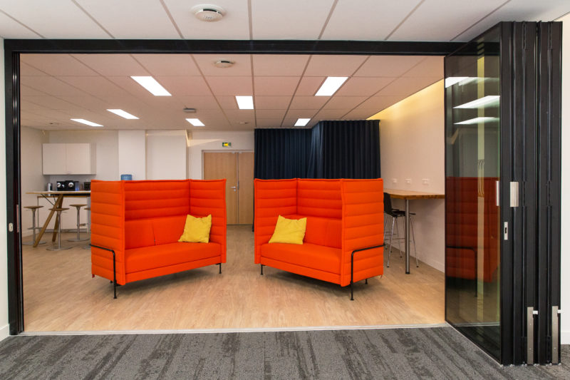 Cloison mobile vitrée acoustique en position fermée