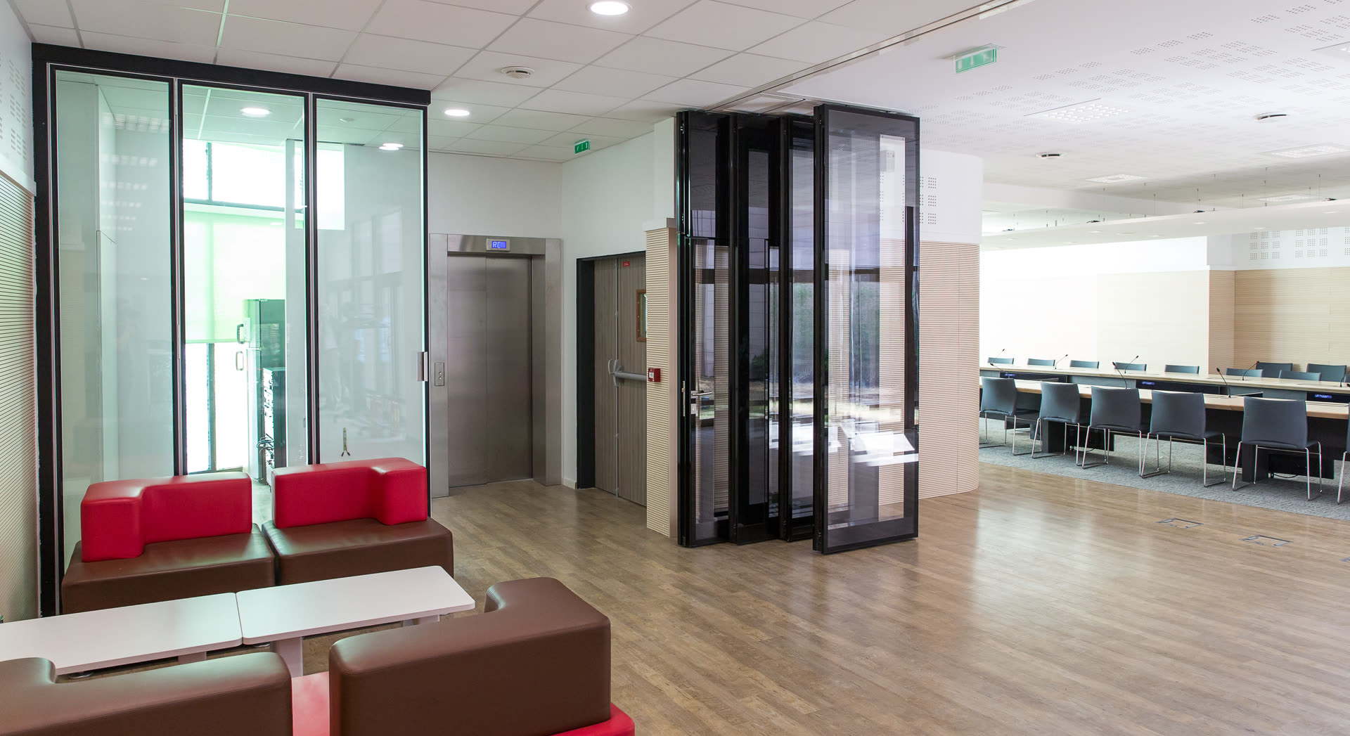 Réalisation : cloison mobile avec porte en salle de réunion