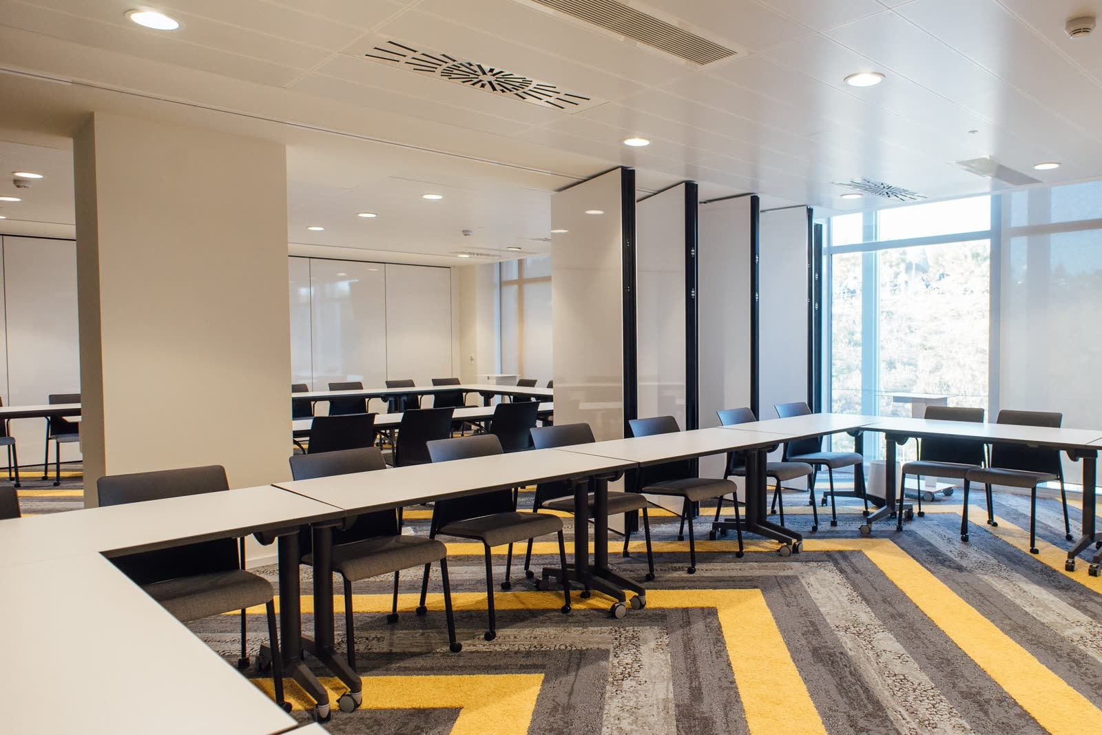 Mur mobile acoustique séparant une grande salle